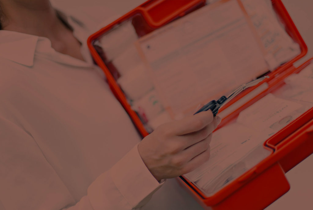 Richtlijnen voor het aanpakken van een bedrijfsongeval op uw werkplek, inclusief voorbereiding en noodmaatregelen