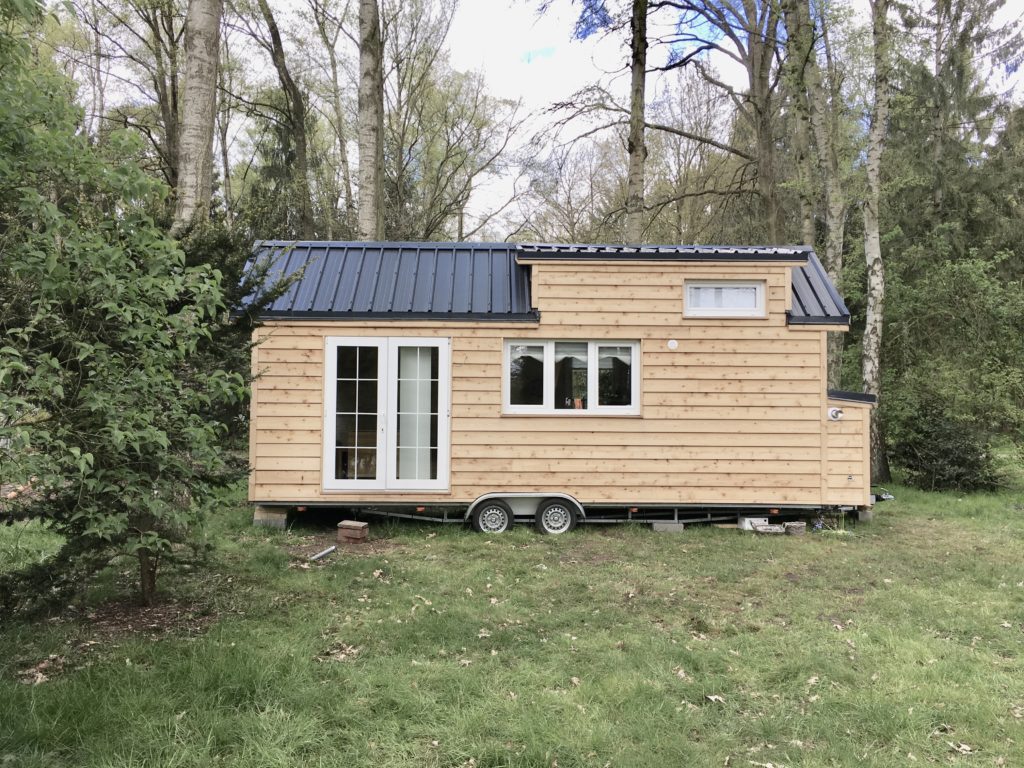 Veel ramen in tiny house zorgen voor meer daglicht, ruimtegevoel en betere isolatie met modern glas
