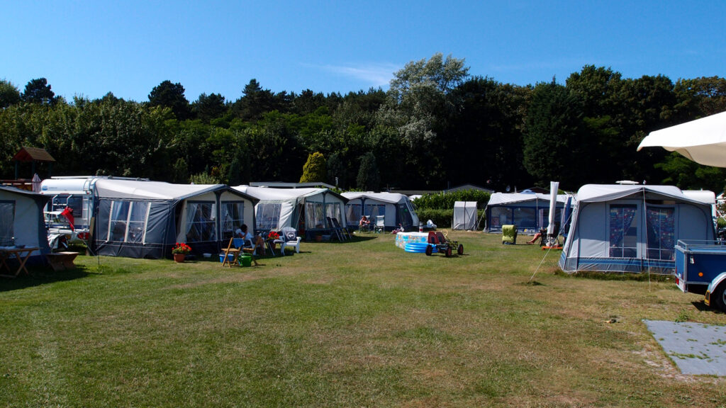 Camping Le Parage Noordwijk: rustige camping met ruime standplaatsen op gras