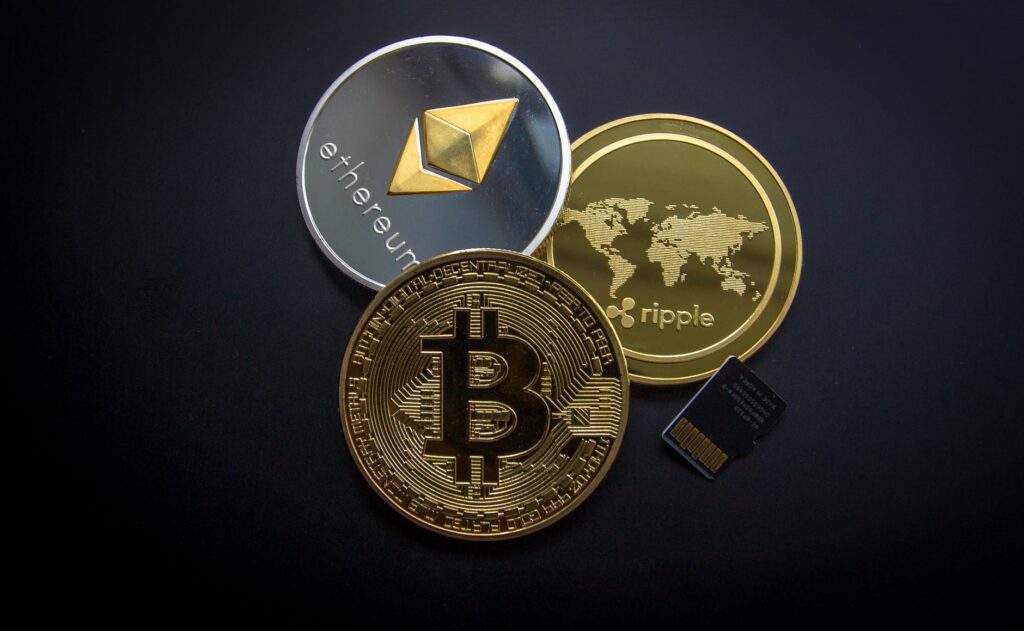Illustratie over de vraag: is Ethereum winstgevend? Toont smart contract valutahandel en blockchain-technologie.