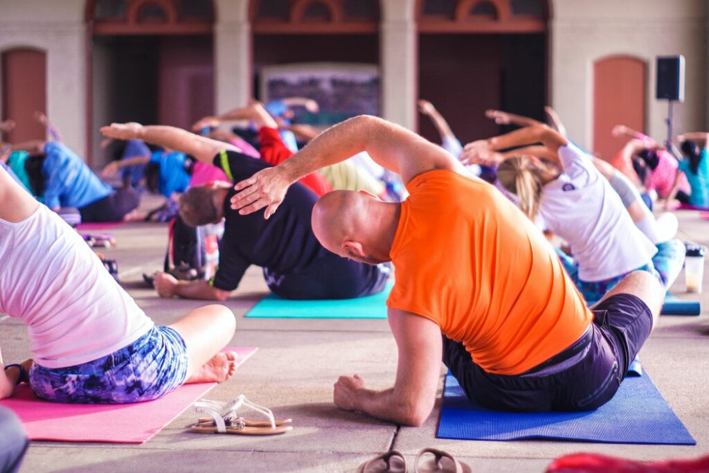 Yoga en de voordelen hiervan - vrouw in yogahouding met focus op balans en lichaamsbewustzijn