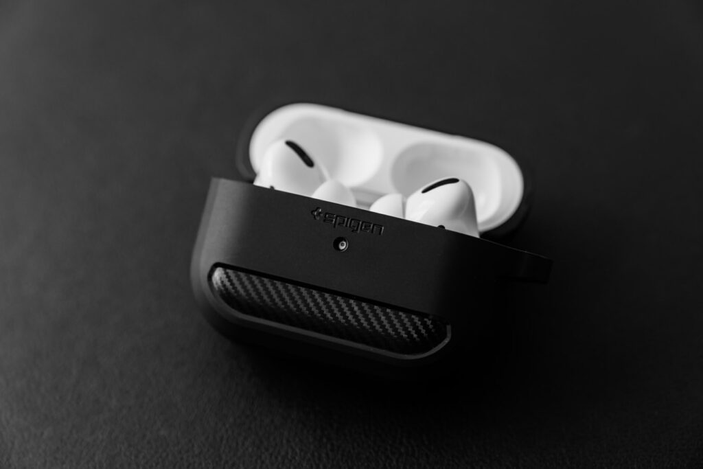 Verschillende soorten AirPods hoesjes in verschillende kleuren en materialen: softcase, hardcase en leren hoesjes