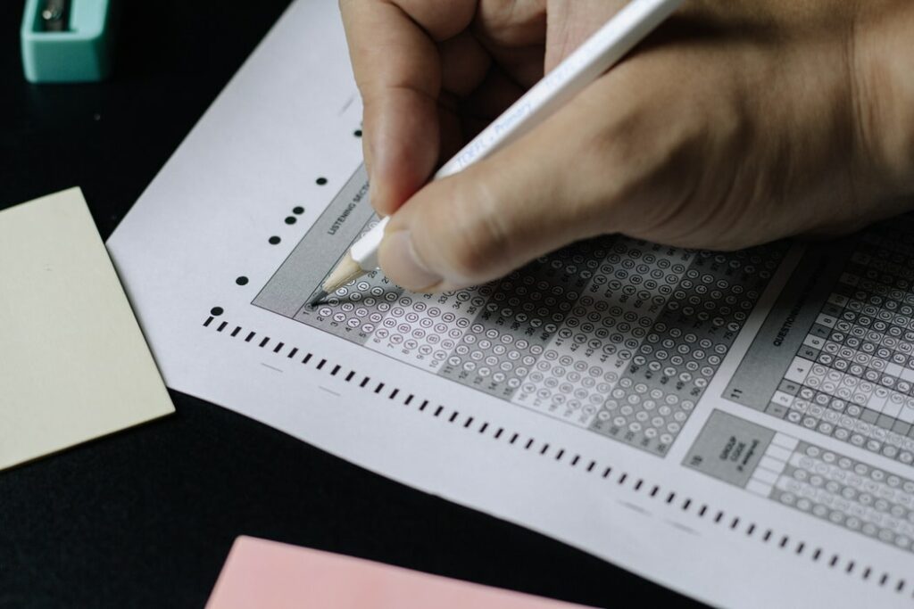 Illustratie met informatie waarom theorie-examen doen belangrijk is voor je rijbewijs en hoe je je voorbereidt.