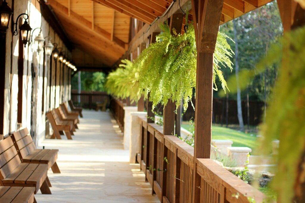 Moderne veranda aan woning, tips voor plaatsen van een veranda op juiste locatie met goede materialen