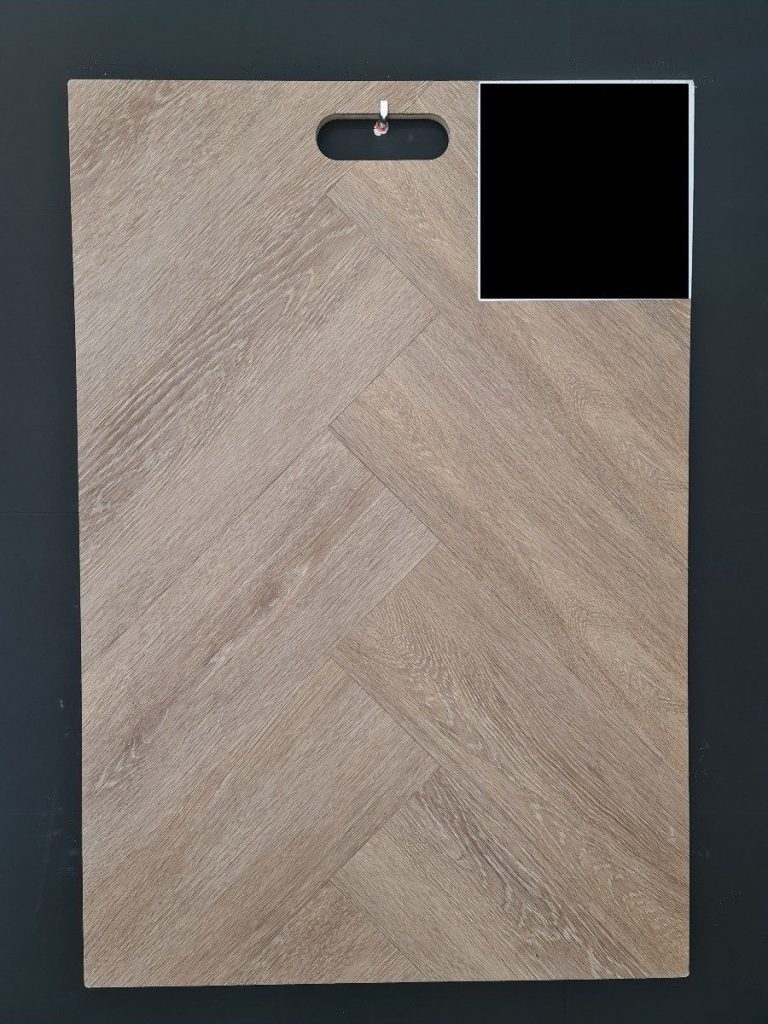 Natuurlijke PVC click vloer met houtlook in de woonkamer - stijlvol en vochtbestendig