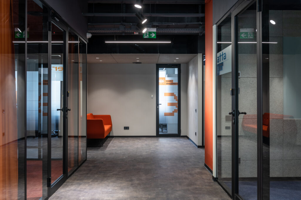 Professioneel kantoor met moderne inrichting en bedrijfskleuren in het interieur