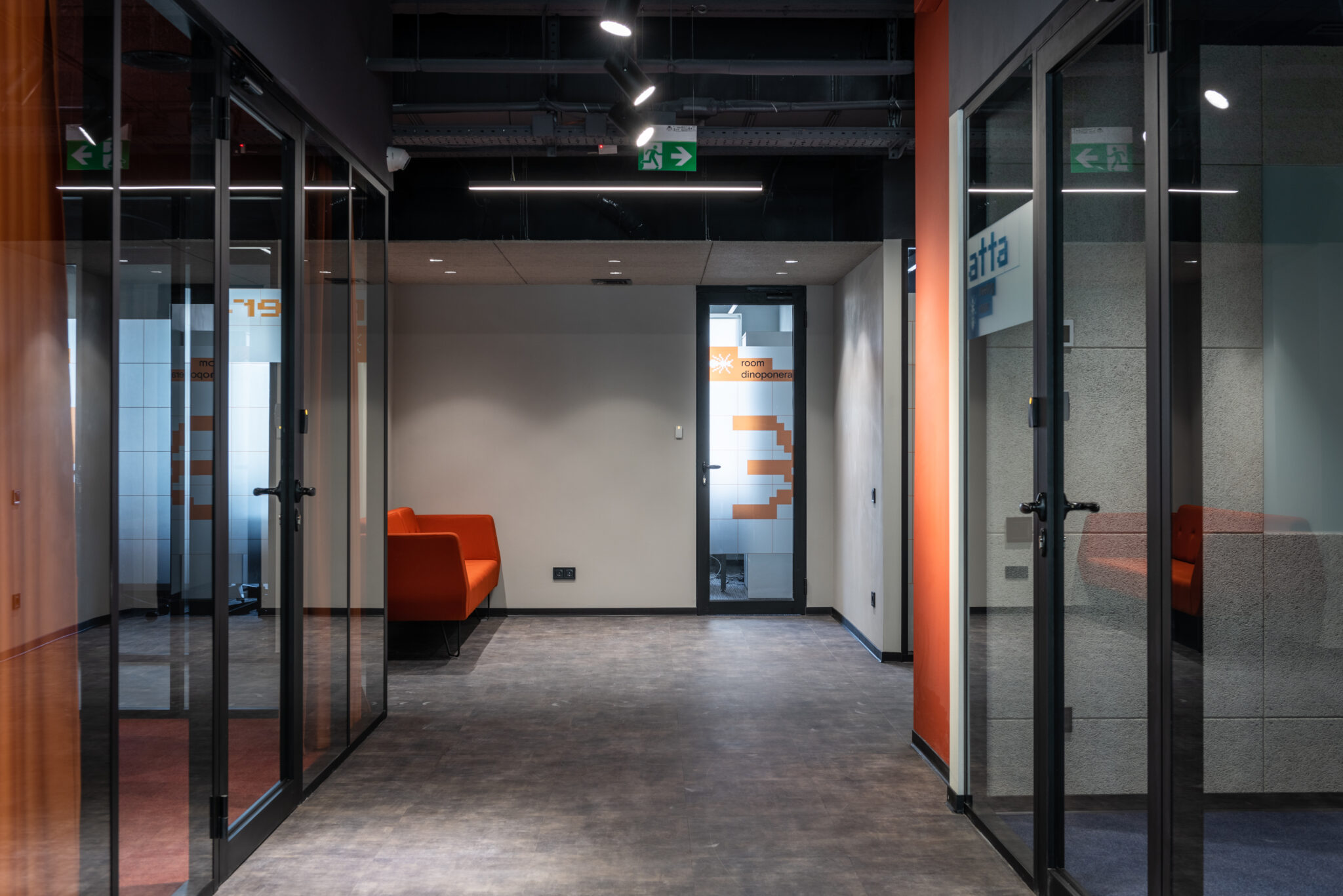 Professioneel kantoor met moderne inrichting en bedrijfskleuren in het interieur