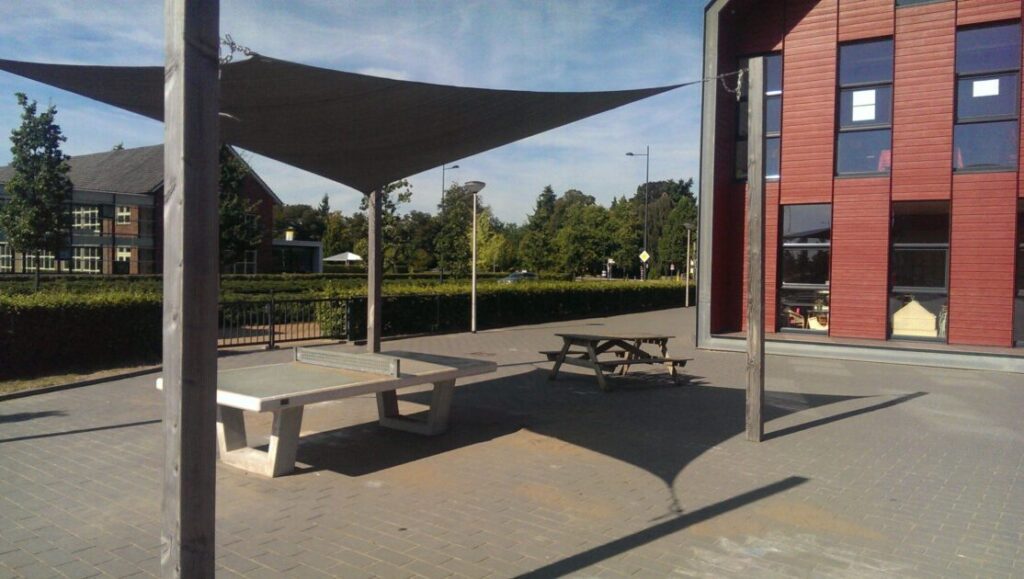 Verschillende vormen schaduwdoeken zoals driehoekig, vierkant en harmonica schaduwdoeken voor op het terras