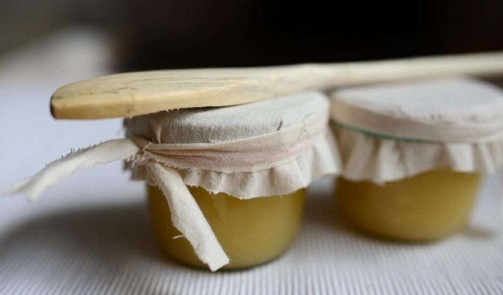 Vers bereide appelmoes maken en invriezen voor later opslag in bakjes en potten