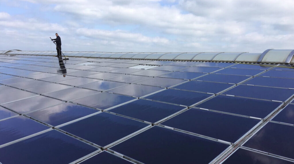Professionele reiniging van zonnepanelen voor maximaal rendement en energieopbrengst