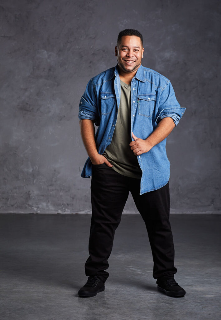 Mannen in trendy jeans overhemden met denim en blauwe kleuren, gecombineerd met donkere jeans en witte sneakers