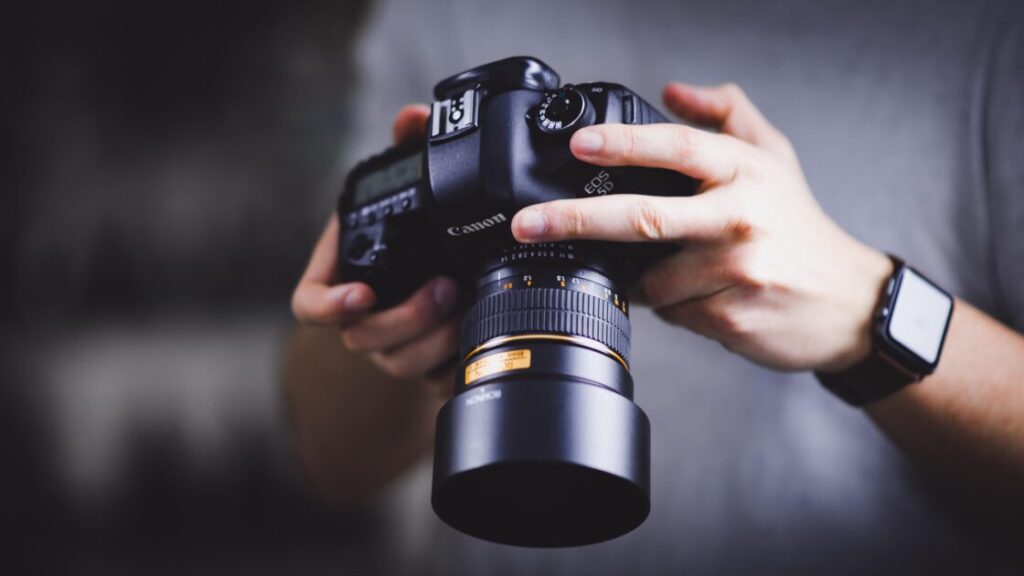 Professionele foto's van kantoor en medewerkers in actie voor zakelijke fotografie op website
