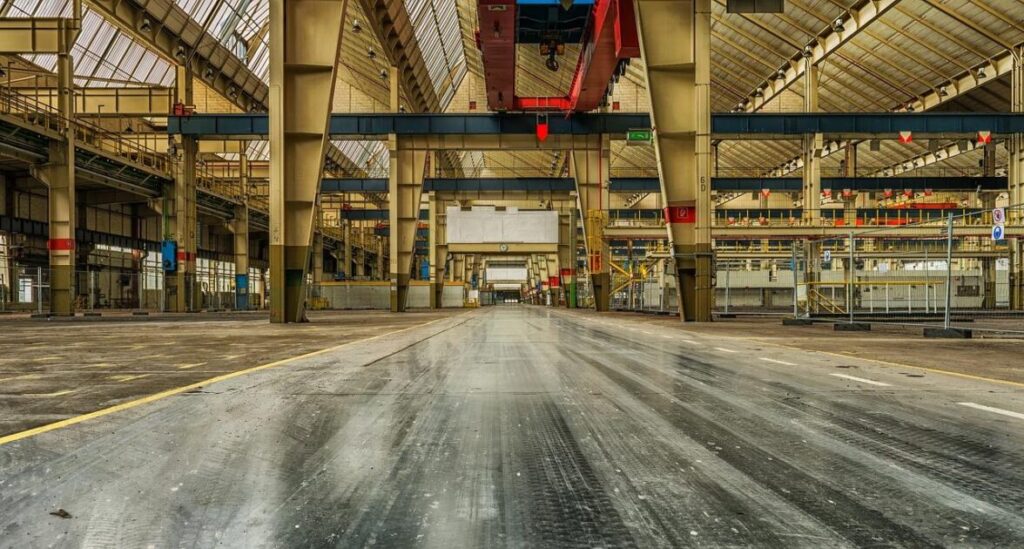 Gietvloer met naadloze afwerking in moderne ruimte, toont de voordelen van een gietvloer als strak interieur