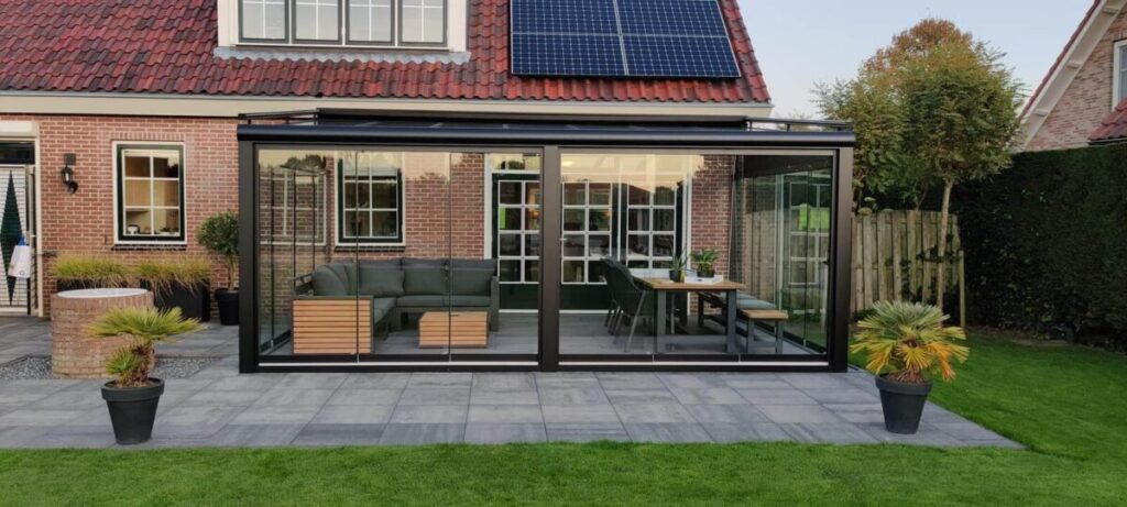 Gezellige tuinkamer met comfortabele meubels, groene planten en warme verlichting voor interieur- en decoratietips