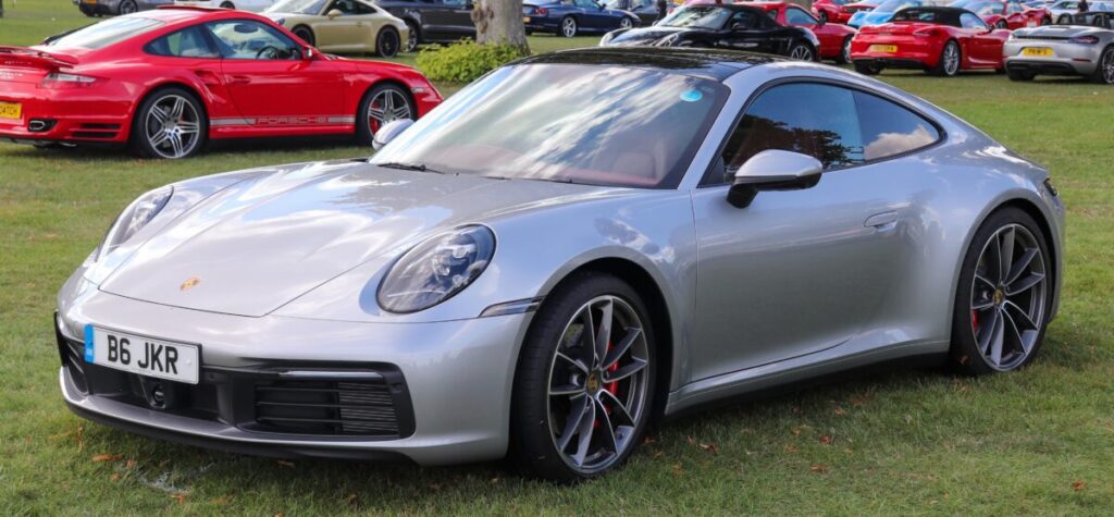 Porsche 911 992 Coupe in elegant design met kenmerkende silhouet en gestroomlijnde vorm