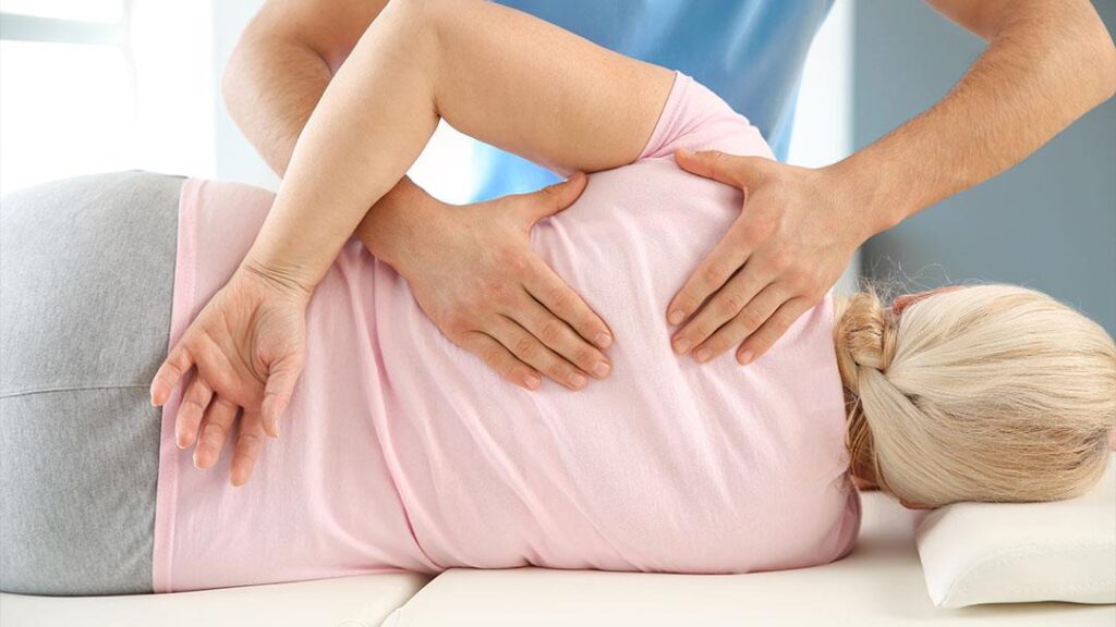 Chiropractor voert behandeling uit - Chiropractie Den Haag biedt maatwerk zorg voor optimaal welzijn