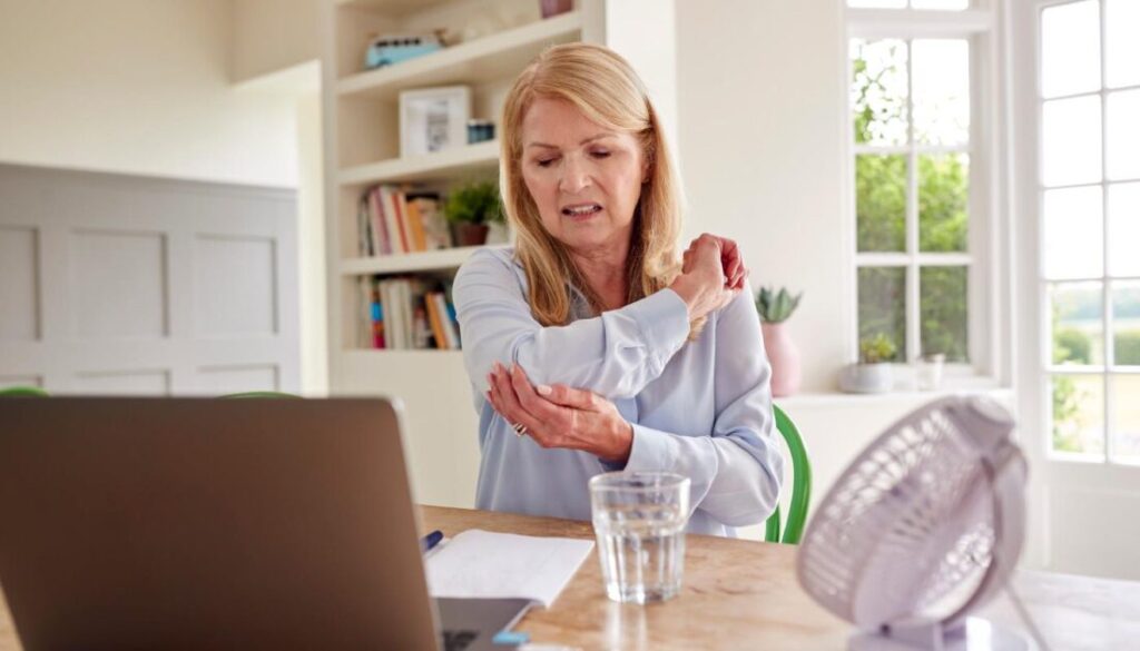 Illustratie van elleboogklacht behandeling: fysiotherapie versus operatie voor gewrichtsmuis in de elleboog