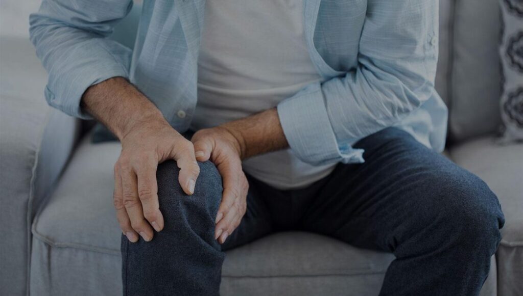 Patiënt ontvangt fysiotherapie behandeling voor artroseklachten in de knie bij Fysio Xtra Den Bosch
