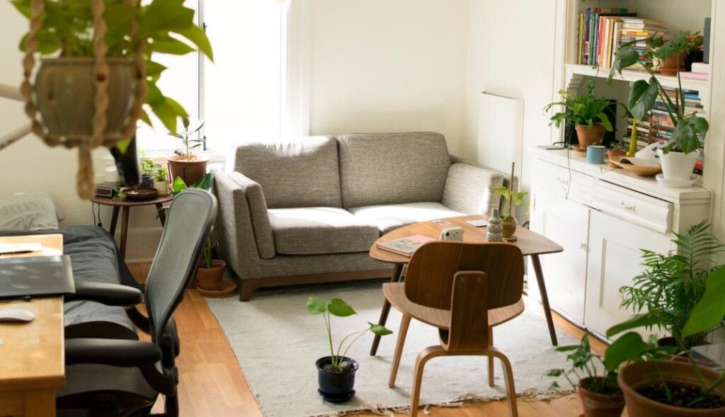 Moderne studentenkamer in Kortrijk met comfortabele inrichting, werkplek en moderne voorzieningen zoals wifi en slimme appara