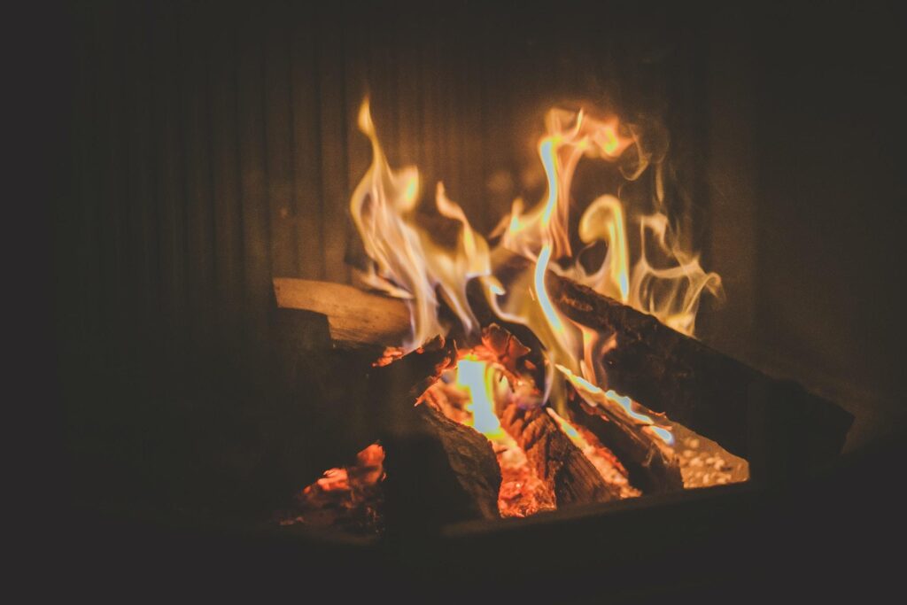 Brandend vuur in een moderne houtkachel met stooktips voor optimale verbranding en warmteafgifte