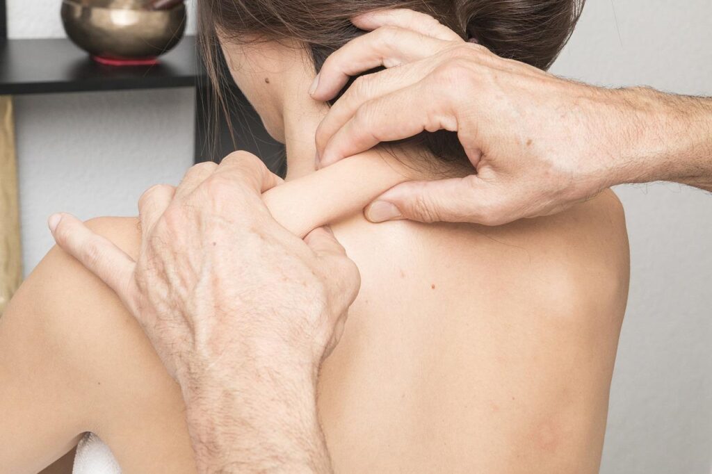 Visuele vergelijking van chiropractie en osteopathie behandelingen en hun verschillende benaderingen tot genezing