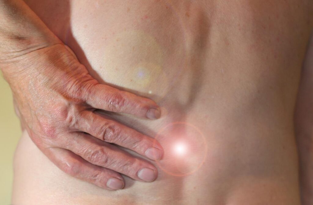 Therapeut voert manuele therapie uit voor patiënt met herniaklachten, gericht op pijnverlichting en herstel