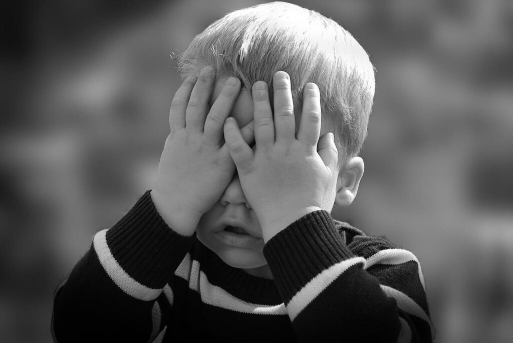 Fysiotherapeut voert manuele therapie voor kinderen uit ter behandeling van hoog cervicale functiestoornissen