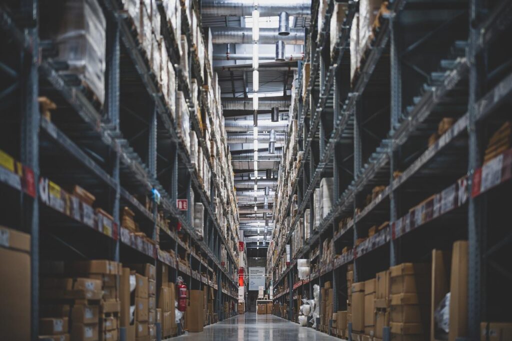 Goed georganiseerd magazijn met gebruikte grootvakstellingen voor efficiënte opslag van zware goederen