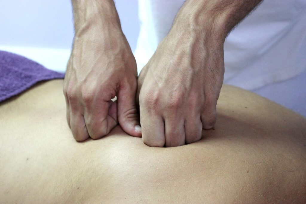 Osteopathie behandeling voor rugpijn en scheef bekken met hands-on technieken