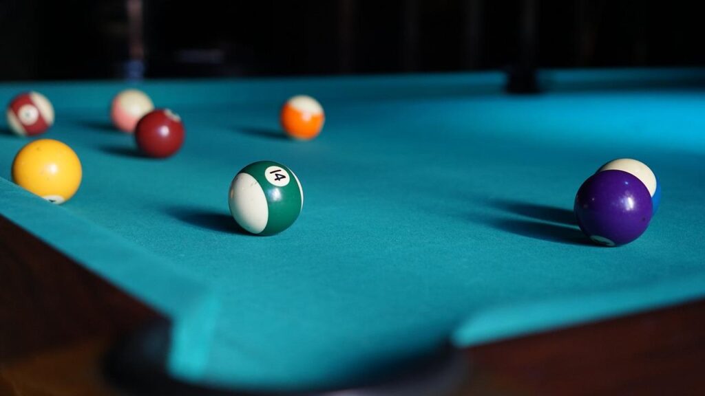 Werknemers spelen biljart op de werkvloer en stimuleren zo teambuilding en creativiteit