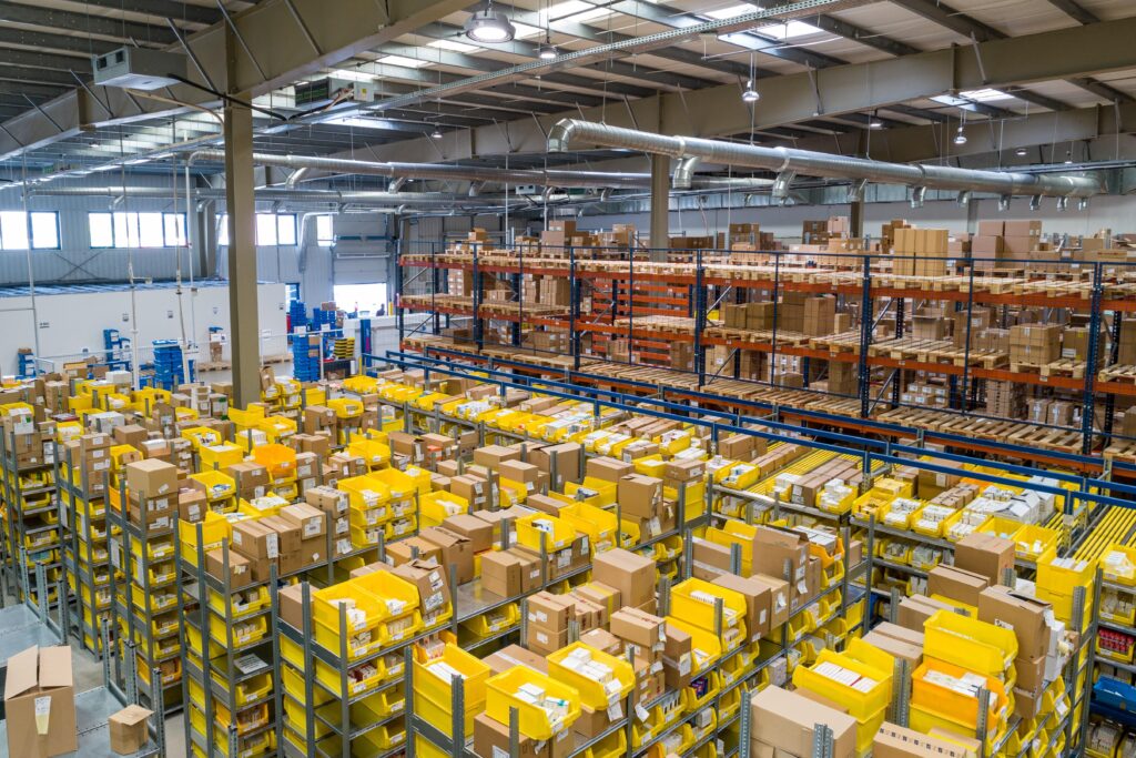 Visuele weergave van fulfilment uitbesteden met logistieke processen voor opslag, verpakking en distributie