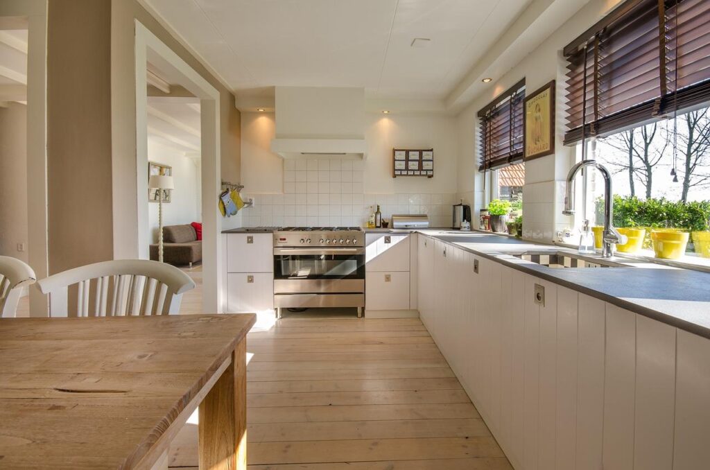 Hedendaagse moderne keukentrends met marmer werkblad, keukeneiland en high-end apparatuur in stijlvol interieur