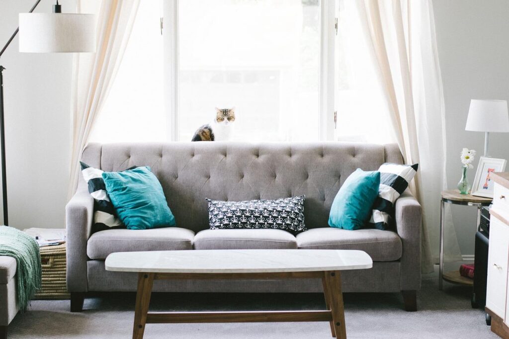 Inspiratie voor het creëren van een uniek en persoonlijk interieur met diverse texturen, kleuren en persoonlijke decoratieobj