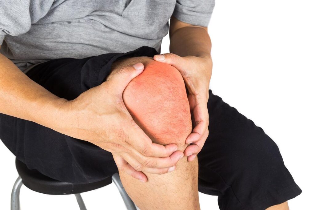 Fysiotherapeut behandelt versleten knie met gerichte oefentherapie en mobilisatietechnieken voor pijnverlichting