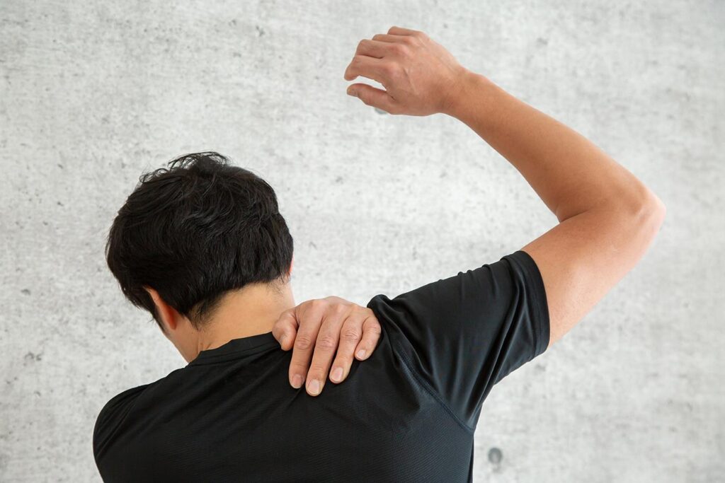 Fysiotherapeut begeleidt patiënt bij herstel na schouderfractuur met gerichte oefeningen en specialistische behandeling