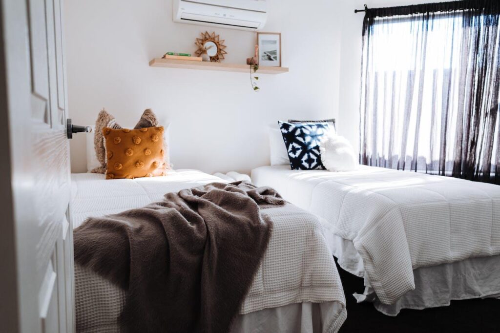 Slaapkamer met dekbedden die laten zien hoe lang dekbedden meegaan bij goed onderhoud