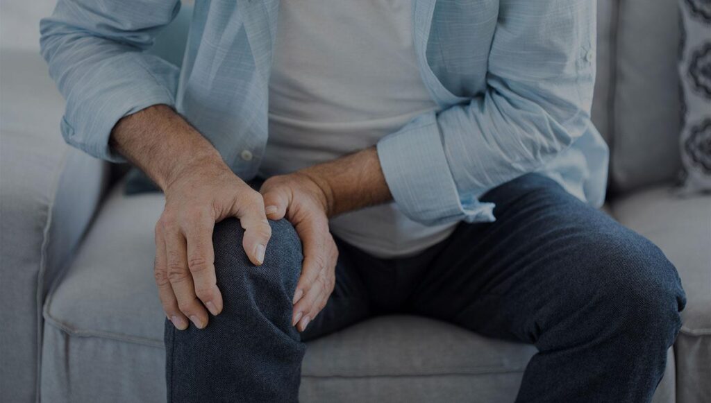 Illustratie van kniepijn bij een knie die uit de kom is, met focus op patella luxatie behandeling