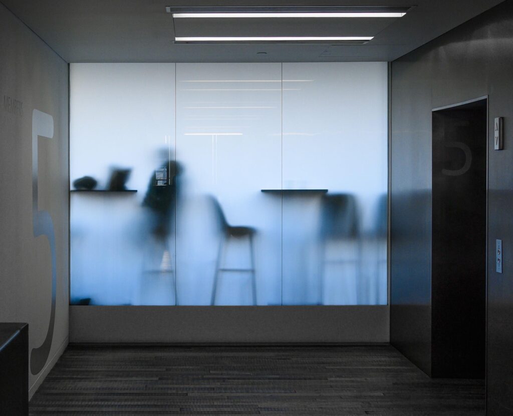 DQ Glasservice showroom met voorbeelden van glas op maat toepassingen in Amsterdam