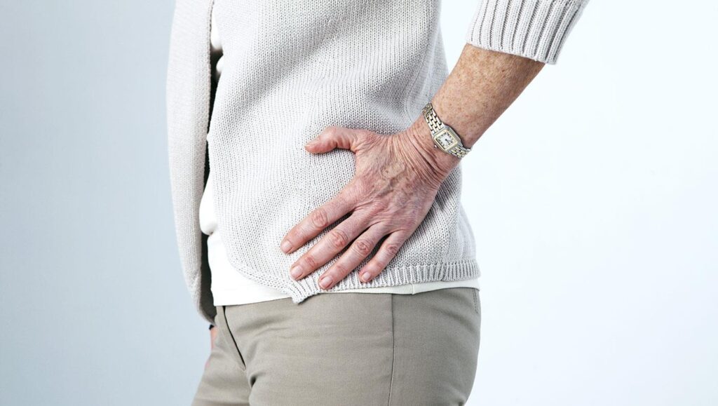 Illustratie van een scheef bekken dat rugpijn veroorzaakt en hoe osteopathie kan helpen