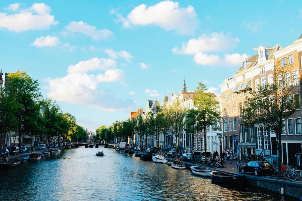 Grachtenhuizen in Amsterdam, illustratie voor praktische gids over verhuizen naar Amsterdam met tips en advies