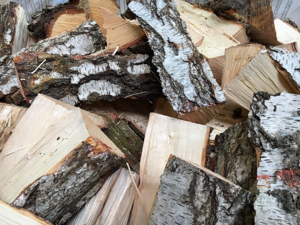 Online haardhout bestellen met handige tips voor kwaliteit, vochtgehalte en opslag van brandhout