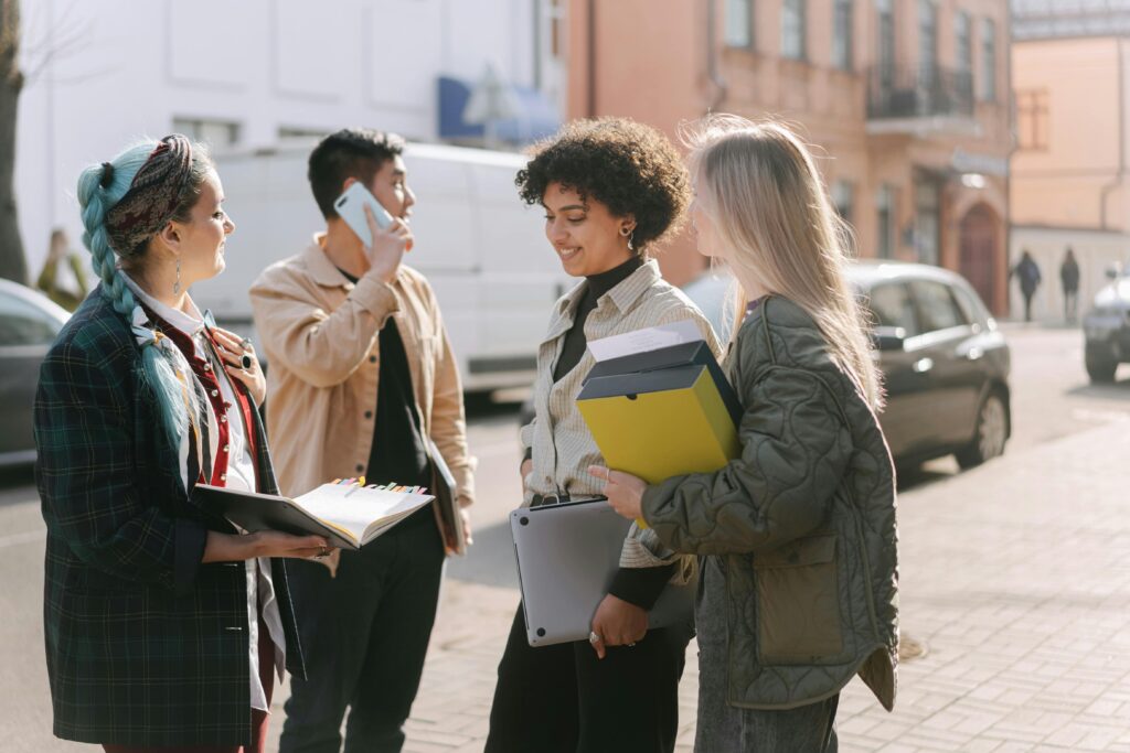 Team van collega's dat samen geniet van activiteiten tijdens een goed geplande bedrijfsuitje met teambuilding focus