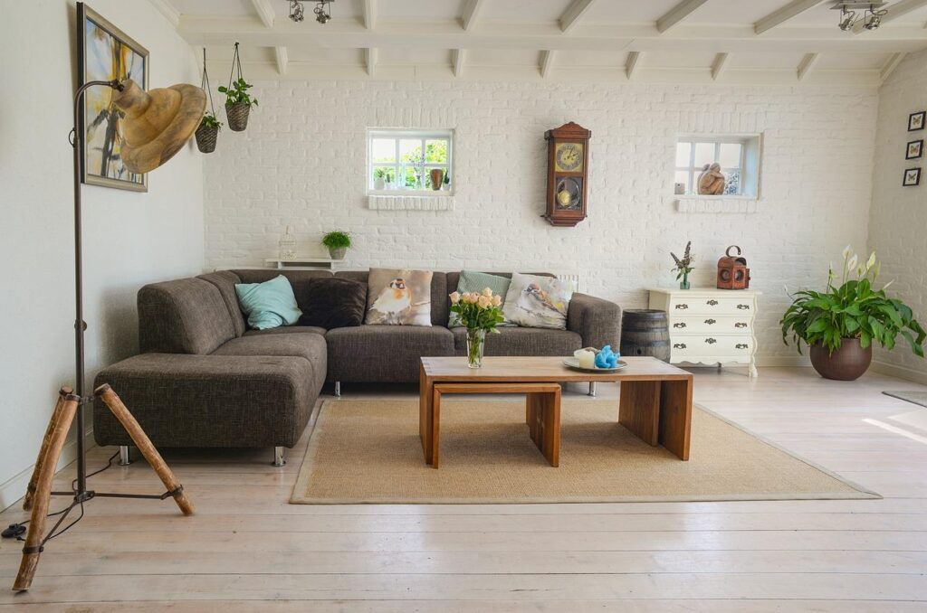 Groene oase met kamerplanten en meubels gecombineerd in een mooi ingerichte woonkamer met natuurlijke elementen