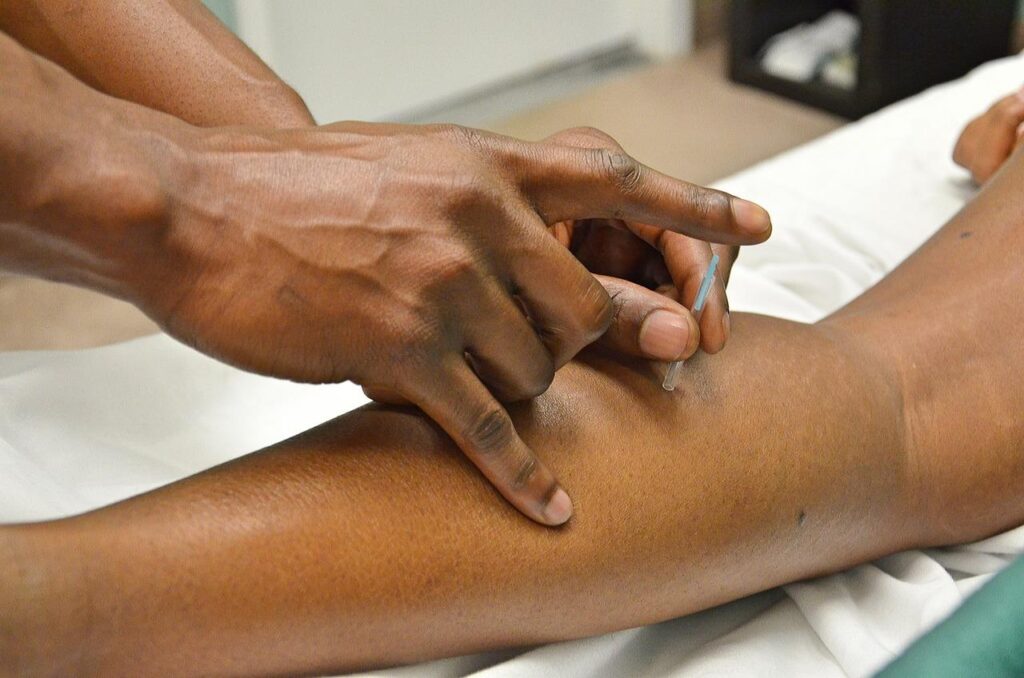 Acupuncturist in Waalwijk toont holistische behandeling voor gezondheid en welzijn met traditionele Chinese geneeskunde