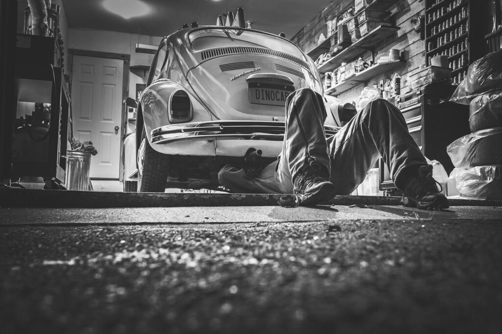 Auto reparatie in Maassluis: professionele monteur werkt aan voertuigonderhoud en reparatie in garage