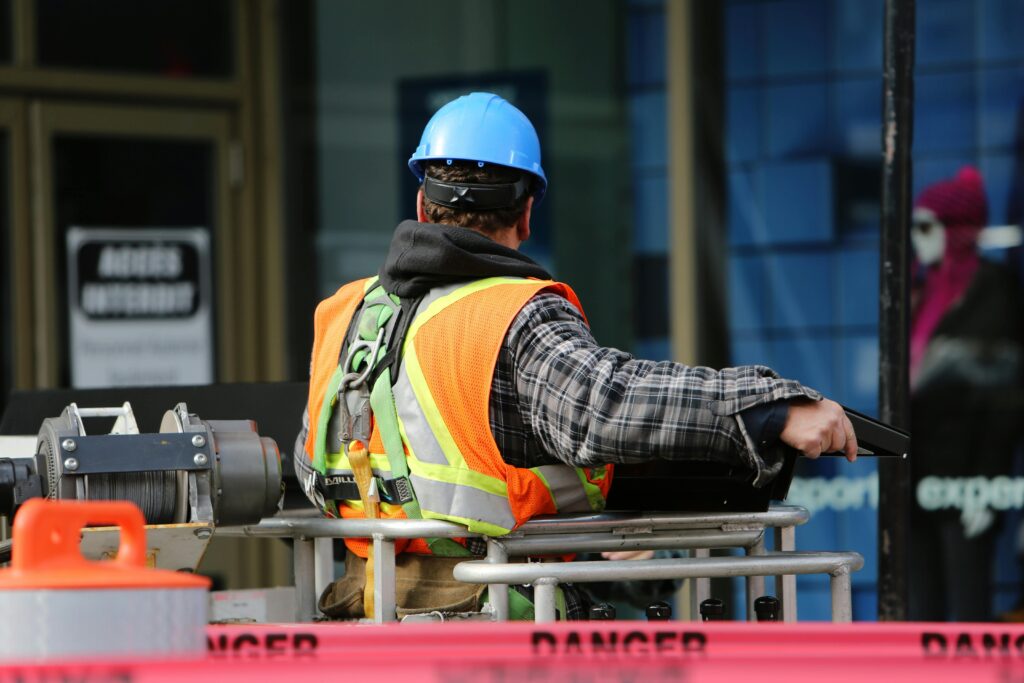 Machineveiligheidsspecialist inspecteert industriële machine op veiligheidsrisico's en regelgeving