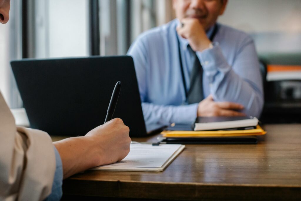 Tevreden klant geeft positieve review die bijdraagt aan bedrijfsreviews en klantloyaliteit