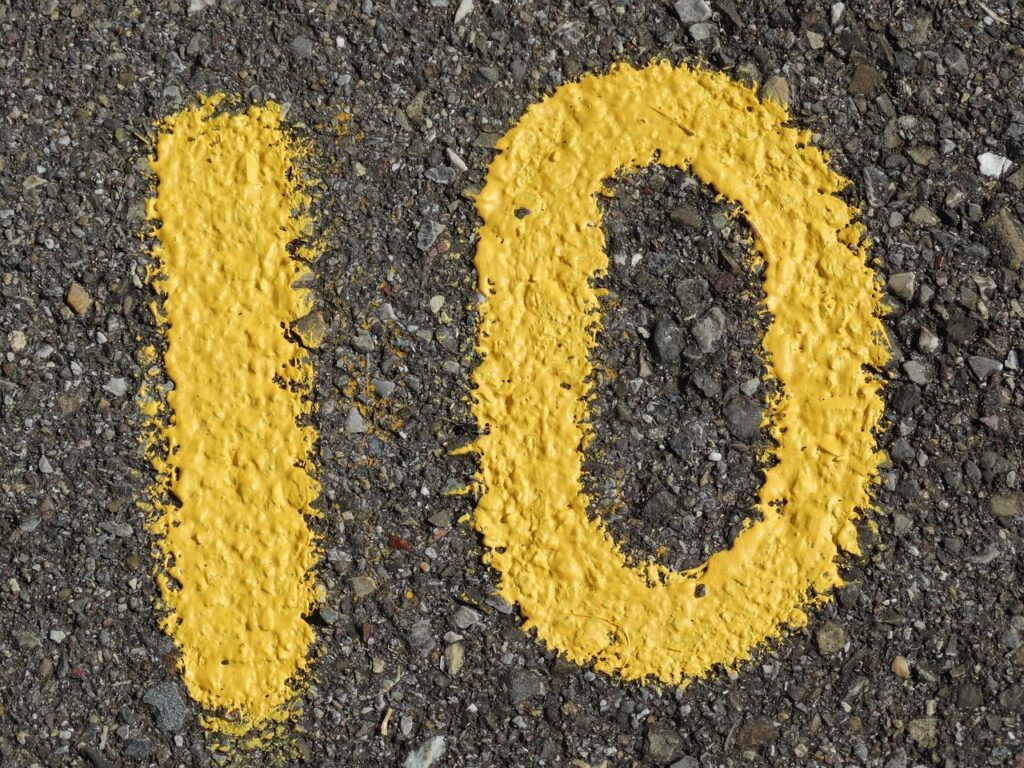 Illustratie van 10 tips en tricks om te verhuizen zonder stress met huishoudarticelen en verhuisdozen