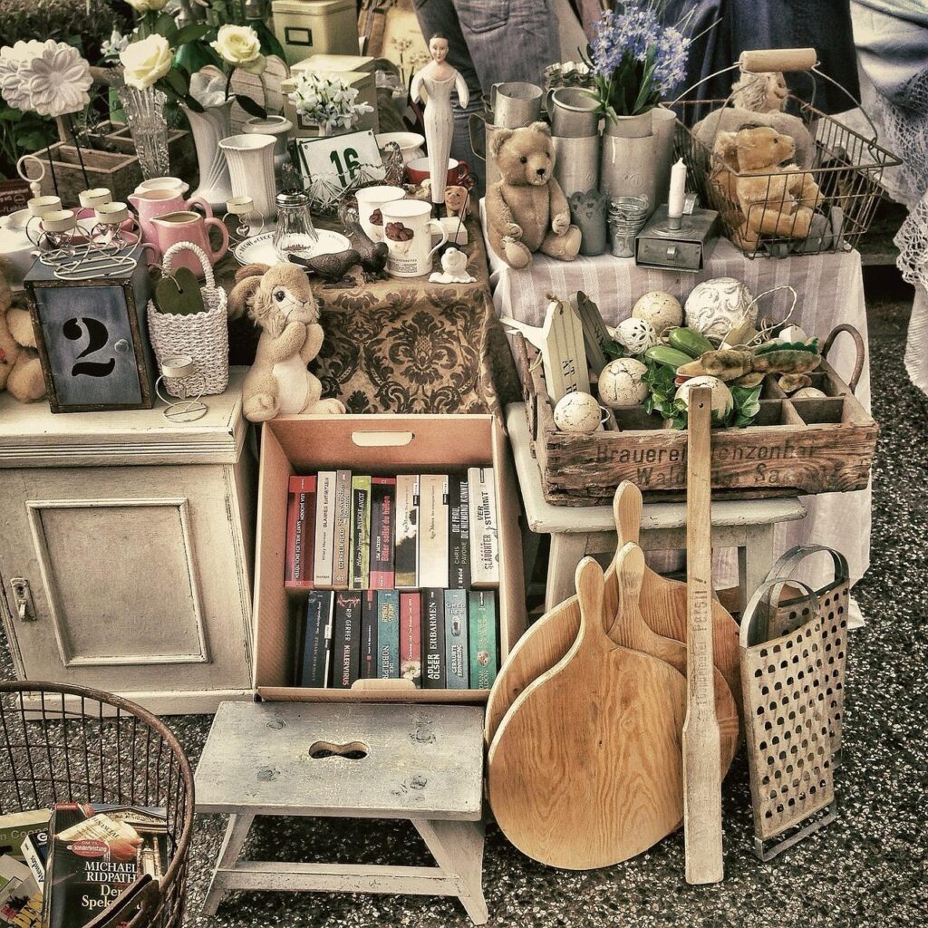 Bezoekers ontdekken schatten en vintage items op de levendige Rommelmarkt in Eindhoven met talloze kraampjes vol unieke vonds
