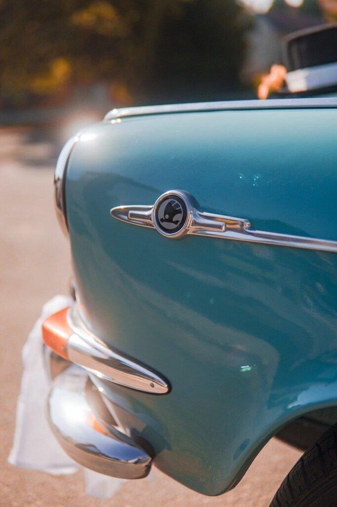 Professioneel auto detailing Utrecht behandeling waarbij een auto wordt gepoetst en gedetailleerd voor perfecte glans en besc